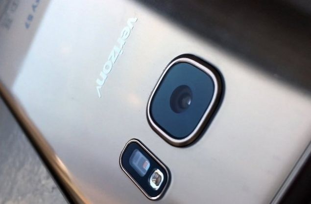 RES�ML� SORULAR  Bixby'yi muadillerinden ay�ran en �nemli �zellik ise sesin yan� s�ra aramak istedi�iniz �eyi S8 kameras� �zerinden resim g�stererek de orabilecek olman�z. Siri, Alexa ve Google Pixel'in kulland��� Google Asistan da b�yle bir �zellik bulunmuyor. 