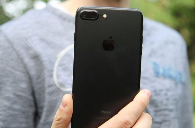 ��FT KAMERA  7 Plus modeliyle birlikte gelen �ift lensli kamera �zelli�i 7S modelinde olmayacak. Apple bu ayr�cal�kl� kameralar� daha gni� ekranl� telefonlar�na koymakta kararl�. 5.8 in�lik modelde g�rmemiz ise i�ten bile de�il.   