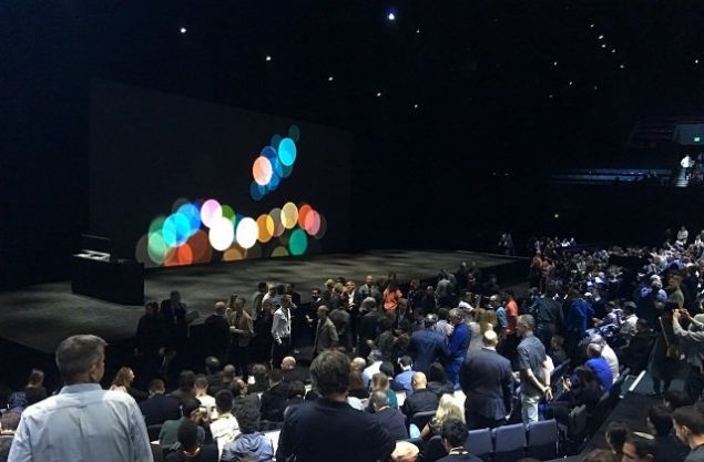 EYL�LDE LANSMAN  Hem 7S hem de yeni 8 modelinin ayn� etkinlikte Eyl�l ay�nda tan�t�lmas�na kesin g�z�yle bak�l�yor. Nedeni de OLED panellerin tedari�inin uzamas�.  