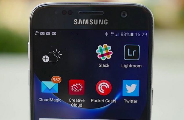 KEND�NDEN ODAKLI �N KAMERA  Galaxy S7 modelindeki, kullan�c�lar�n en be�endi�i �zelliklerden biri olan foto�raf �ekerken y�zlere dokunarak odaklanmak yerine otomatik fokus alan �n kameran�n S8 modelinde aynen devam etmesi bekleniyor. Bu daha iyi �z�ekim ve foto�raf deneyimi anlam�na geliyor. 