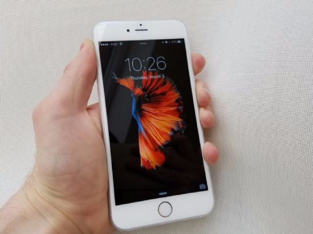 OLED FARKI  Korea Herald, 2017'de ba�layacak 3 y�ll�k bir anla�mayla Apple'�n Samsung'dan her sene 100 milyon OLED panel alaca��n� duyurmu�tu. Renk canl�l���, kalitesi, parlakl��� ve enerji verimlili�iyle OLED teknolojisi Apple'�n yeni telefondaki en ses getiren �zelli�i olabilir. 