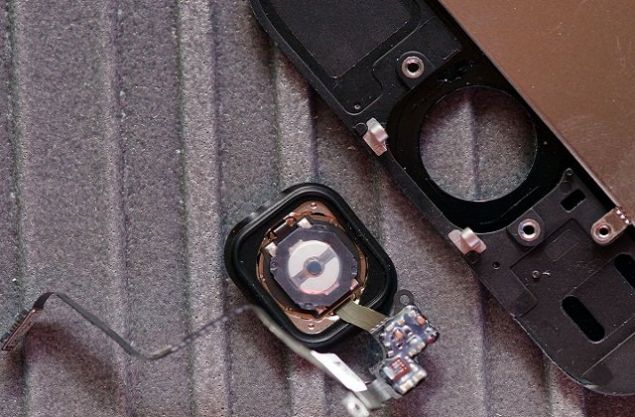 Di�er senaryo ise Apple'in touch id i�in optik sens�rler kullanaca�� ve daha kal�n olan OLED panelin �zerinden parmak izi okunmas�n� sa�layaca�� �eklinde.    