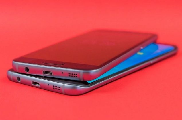 EKRAN KARMA�ASI  S8 modelindeki en b�y�k soru i�areti ekran�n d�z m� yoksa kavisli mi olaca��. G�ney Kore'nin ssayg�n yay�nc�lar�ndan Korea Herald kavisli ekrana kesin g�z�yle bak�yor. SamMobile ba�ta olmak �zere kimi teknoloji uzmanlar� ise d�z ekranda �srarc�.   