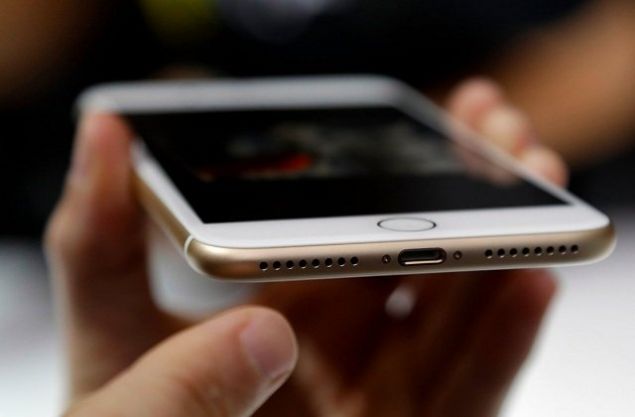 KULAKLIK G�R��� OLMAYACAK  �a��rt�c� de�il, iPhone 7 serilerinde kald�r�lan kulakl�k giri�i yeni serilerde de bulunmayacak ancak telefonla birlikte gelen kulakl�klar�n farkl� bir tasar�mda olabilece�i belirtiliyor. 