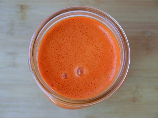 Elma, armut, havu� ve turp birlikte t�ketildi�inde yemeklerle alakal� olmayan a��z kokular�na an�nda m�dahale eder. Bunun i�in 1 elma, 1 armut, 2 dilim turp ve 2 tane havucu kat� meyve s�kaca��nda s�k�p t�ketebilirsiniz. Bu harika smoothie i�indeki zengin lifleri ile t�k�r�k ve balgamlar� temizleyecek a�z�n�zda kal�c� bir ferahl�k sa�layacakt�r.     