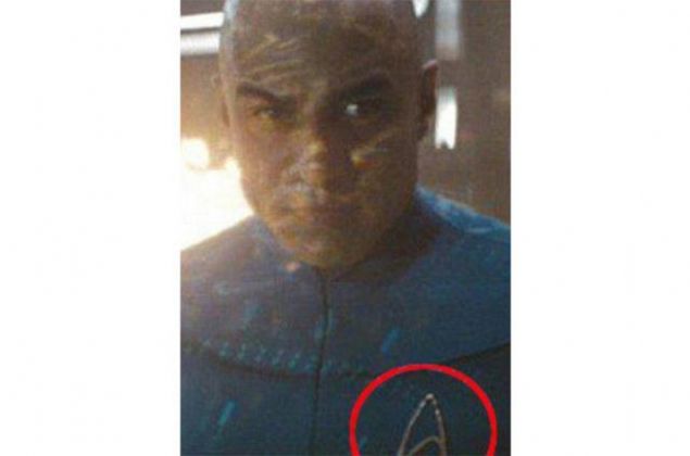 Uzay Yolu filminde Captain Robau'nun yakasndaki arma bir sahnede grnrken dierinde yok oluyor.     