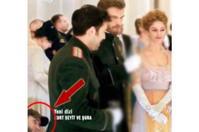 Yanllkla k ekibinde alan bir knn kafas da ekrana geldi! Dikkatli izleyiciler tarafndan fark edilen bu sahne internette alay konusu oldu. Baz izleyiciler, 'Iknn selfie'si' diye diziyi tiye ald!     