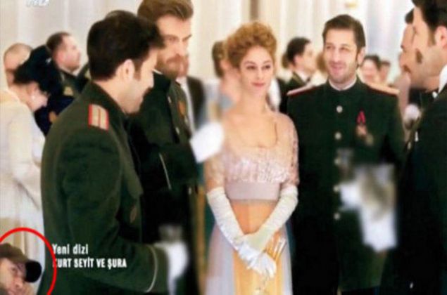 Yeni yaynlanmaya balayan Kurt Seyit ve ura dizisinde byk bir hataya imza atld! Kvan Tatltu ve Farah Zeynep Abdullah'n barollerini paylat dizinin gnlerce tantm yaplan balo sahnesinde...     