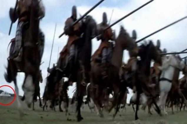 Cesur Yrek filmindeki bir sava sahnesinde, arkadaki beyaz araba aka grnyor.     