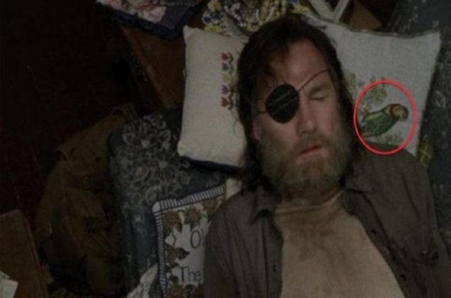 The Walking Dead  Sadist liderin uyuduu sahnede yastndaki papaan deseni dizi fanlarnn torisini destekler nitelikteydi. 