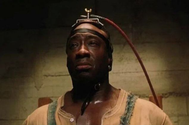 Yeil Yol(The Green Mile)'da John Coffey, elektrikli sandalye ile idam edildi. Fakat...    Louisiana eyaleti, hikayenin getii yldan be yl sonra elektrikli sandalyeyi kullanmaya balad. 