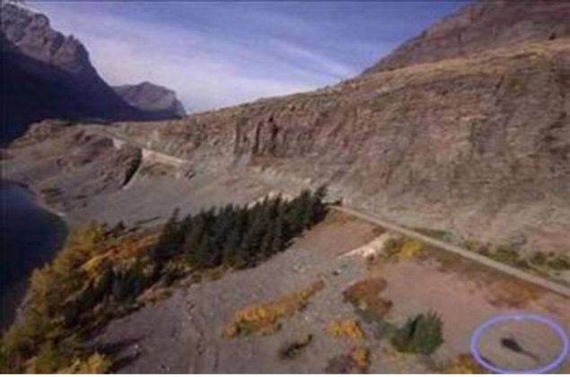 Cinnet  ekim helikopterinin glgesi...Barol oyuncusu Jack Nicholson'n araba srd sahnede sa alt ksmda ekim helikopterinin glgesini grmek mmkn...     