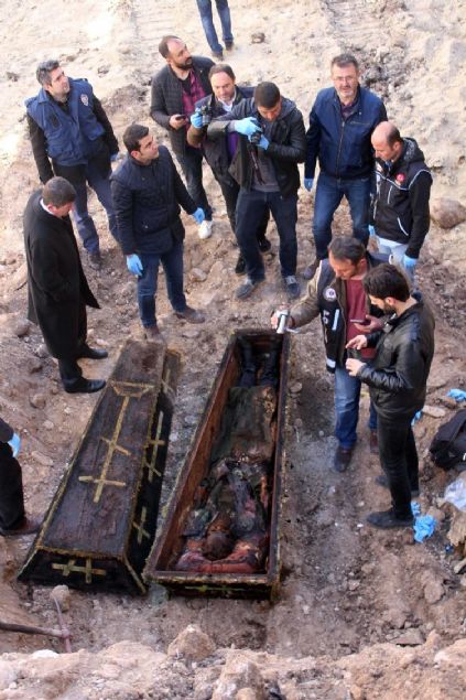 Konuyla ilgili a��klama yapan Kars M�zesi Arkeolo�u �nver Solakl�o�lu, mezar�n Rus bir generale ait oldu�unu s�yleyerek, 'Ardahan Karag�l Mahallesi'nde d�n ak�am saat 5.00 ile 5.30 s�ralar�nda burada in�aat kaz�s� s�ras�nda tabut bulundu�u s�ylendi. Emniyet yetkililerinin de bize bildirmesi �zerine olay yerine geldik ve olay yerinde gerekli incelemeler yap�ld�.  