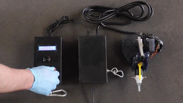 Bir paletli ara zerinde tanan byk bir vin kolu ve onun ucundaki hassas robotik koldan oluan sistemin, genelde sabit ve kapal olan dier  boyutlu bask sistemlerin aksine geni bir alanda alma, byk boyutlu nesneler ve yaplar ortaya karabilme olana salad belirtildi.     