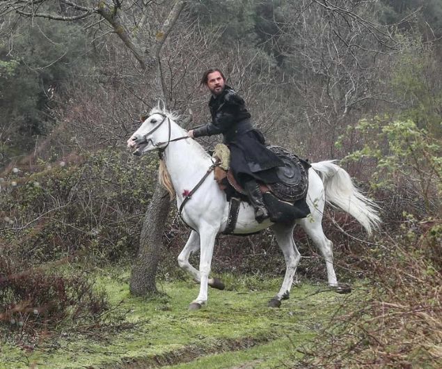 Obasn geri almak isteyen Ural, Aliyar Bey'in yannda olan Alpler ve Kutluca Alp ile cenk ediyor.      