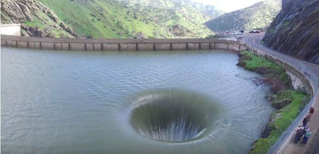 Bu delik aslnda gln kapasitesinin ald durumlarda, fazla suyun depolanmas iin oluturulmu bir dolusavak.    