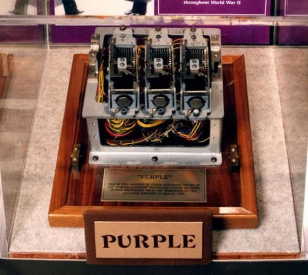       kinci Dnya Sava'nn en nl ifreleme arac Almanya'nn Enigma Makinesi olabilir ancak tek ifreleme arac o deildi. 1937 ylnda, Japonlar '97-shiki O-bun In-ji-ki' veya '97 Alfabetik Daktilo' adl bir rn gelitirdiler ve Japon takvimi yl 2597 ile adlandrld. rn, kod ad olan 'Purple' (Mor) ile daha yaygn bir ekilde tannmakta.   