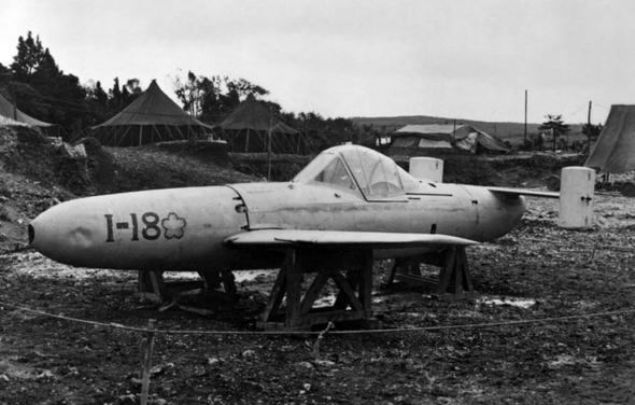        Sava ilerledike, Japonlarn intihar saldrs teknikleri de gelimeye balad. yle ki, sadece bu ama iin retilen uaklar da bulunmaktayd. Yokosuka MXY-7, roket ile itilen bir hava aracyd ve 1944 Eyll aynda ilk kez kendini gsterdi. Japonlar, bu uan retimi iin mmkn olduu kadar az nemli malzeme kullanmaktayd ve uan retimi olduka temeldi.  