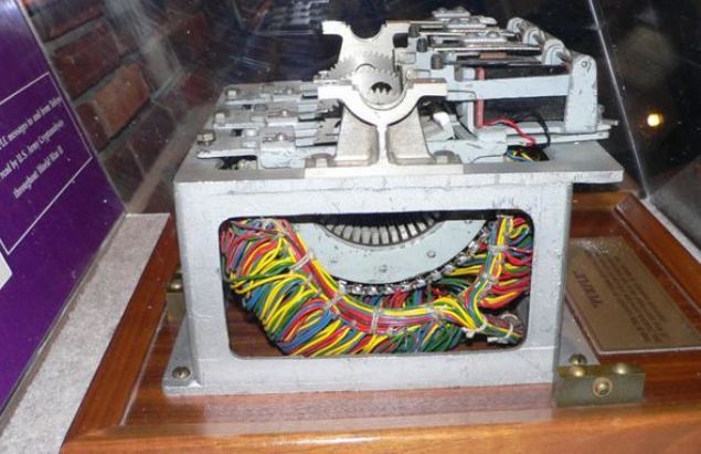        Japonlarn ifreyi her gn deitirmesinden dolay da, ifre zcler, mesajlarda belirli bir desen bulamamaktayd. Alberto Perez'in belirttii zere, 'kontrol santrali 6'l iftler olarak balanabilen 25 balantya sahipti ve bu da 70.000.000.000.000 olas dzenleme yaratmaktayd.'  