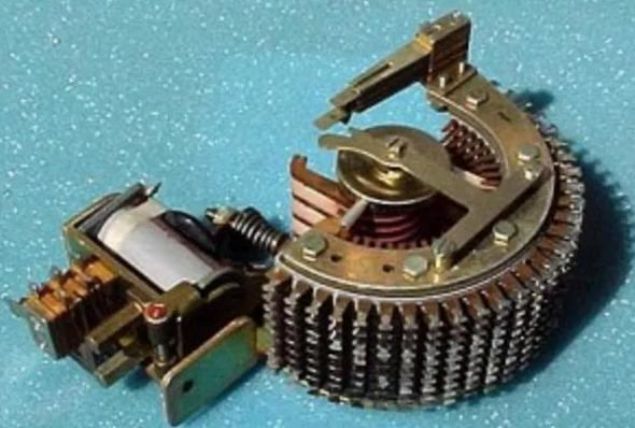        Cihaz, iki daktilo ve 25 karakterli alfabetik denetim santraline sahip bir elektrikli rotor sisteminden olumaktayd. lham ald Enigma cihaznda da olduu gibi, ifrelenmemi bir yaz, normal bir ekilde girilebilmekteydi. Ancak cihazn en nemli geliimi, kulland ikinci elektrikli daktilo ile ifrelenmi mesaj bir kat zerine yazabilmesiydi. Bu yzden de cihaz kullanmak iin sadece bir kii yeterliydi.  