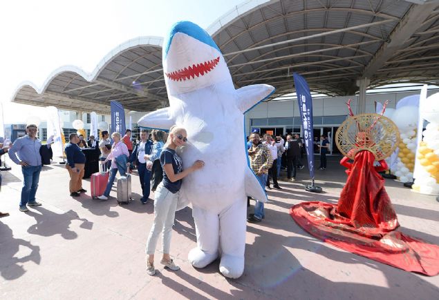 <p> İlk uçak inişinin saat 06.00’da gerçekleştiğini ve gece geç saatlere kadar devam edeceğini aktaran Akın, turistlerin sürpriz karşılamayla özledikleri Antalya geldiklerini söylediklerini belirtti.</p>