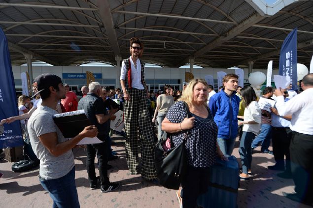 <p> Ukrayna’nın Odessa kentinden altıncı kez Antalya’ya gelen Alexandra Smirnaya, 'Her yıl Antalya’ya gelmeye çalışıyoruz. Ailecek çok beğeniyor ve ailecek geliyoruz. Türkiye’de kendimizi güvende hissediyoruz ve korkmuyoruz. Türk insanları çok misafirperver, bize iyi davranıyorlar. Tatil süresince denize girip eğleniyoruz. Tüm Ukraynalılar buraya pozitif olarak gelsinler' dedi.</p>