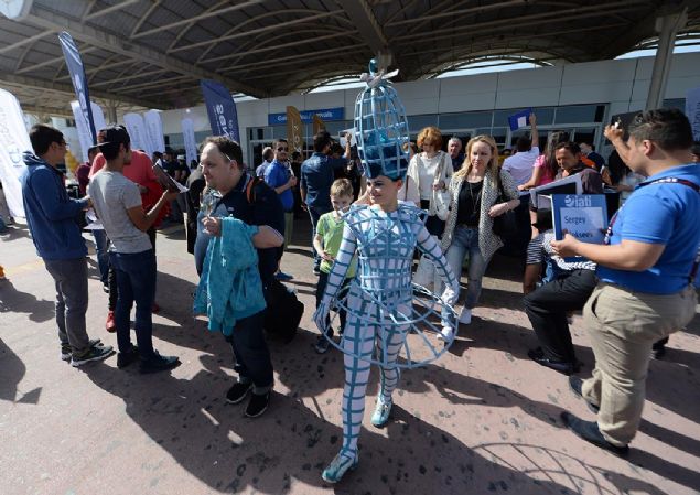 <p> BDT ülkelerinde kutlanan Mayıs Bayramı dolayısıyla Rusya ağırlıklı yolcuları ağırladıklarını ifade eden Akın, 'Bu etkinlikle amacımız Antalya’yı tanıtmak hem de misafirlerimize sürpriz bir karşılama yapmaktı. Gün boyu çeşitli aktivite ve yiyecek içecek servisimizle gelen yolcuları karşılaşıyoruz. Bu hareketliliğin sezon boyu devam etmesini bekliyoruz. Rusya ile ilişkilerimizin yeniden düzelmesiyle buradan gelen misafir sayımızın eski seviyelere ulaşacağını bekliyoruz' dedi.</p>