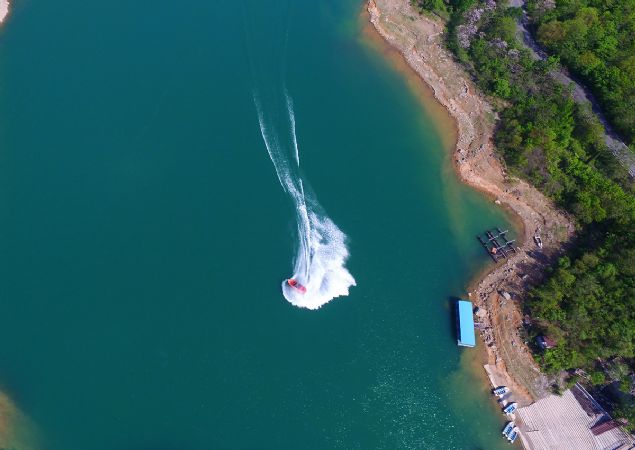 Kitty Flyer irketinin yetkilileri, Herkesin kendi kiisel hava aracyla uabilecei bir Dnyaya inanyoruz. Bunun iin de uzun yllardr alyoruz. Su zerinde uabilen ve suya inebilen bu elektrikli hava arac, ilk admmz. Kitty Hawk Flyer karada giden modeliyle de gelitirmeyi planlyoruz dedi.  
