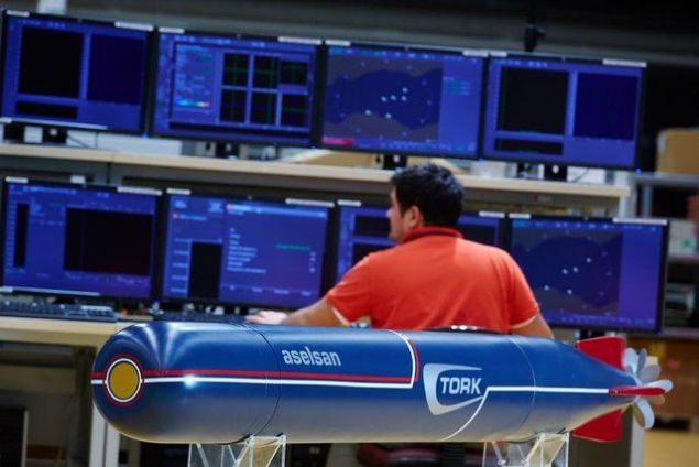 Milli olarak geli�tirilen, �zg�n donan�m ve yaz�l�ma sahip TORK, gemilere daha g�venli seyir imkan� sa�l�yor. TORK, su �st� gemilerine kar�� at�lacak lan akustik g�d�ml�, tel g�d�ml�, g�d�ms�z ve d�men suyuna g�d�ml� torpidolar� imha etmek amac�yla geli�tirilen bir anti-torpido �zelli�i ta��yor.     