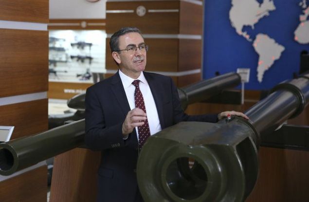 Ob�s, elektrikle hareket eden ve elektronik olarak kontrol edilen yar� otomatik mermi y�kleme sistemiyle donat�ld�. Silah sistemiyle, NATO standartlar�na uygun 155 milimetre �ap�nda t�m m�himmatlar at�labiliyor.     