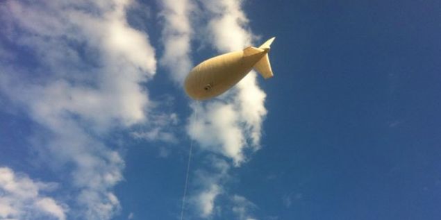 Kuvvetli rzgarlara dayankl gzetleme balonlarnda radar ve yksek znrlkl kamera bulunacak. Hafif silahlardan etkilenmeyecek balonlar, 2 bin metre ykseklikte duracak. 