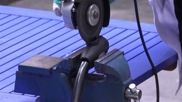 Motosiklet kilidi ve asma kilidi keserek iinde ne olduuna baktlar.     