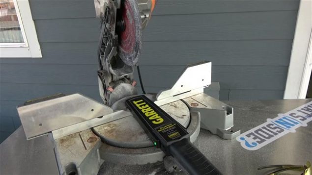   Merakl baba oul bu defa el dedektrnn iinde ne olduunu merak ediyorlar.     