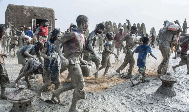 Kaplarla nehir yataklarna koan gen ve ocuklar, n cepheyi gne domadan tamamlayabilmek iin zamanla yaryorlar.  