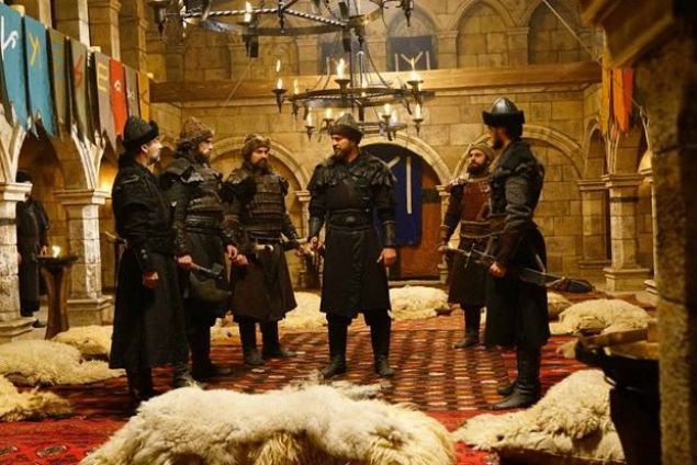 D�nya tarihini �ok sevdi�ini belirten D�zyatan, bu merak�ndan dolay� Dirili� Ertu�rul dizisinde yer ald���na i�aret ederek '�lk dizi teklifi geldi�inde bunu reddetmi�tim.     