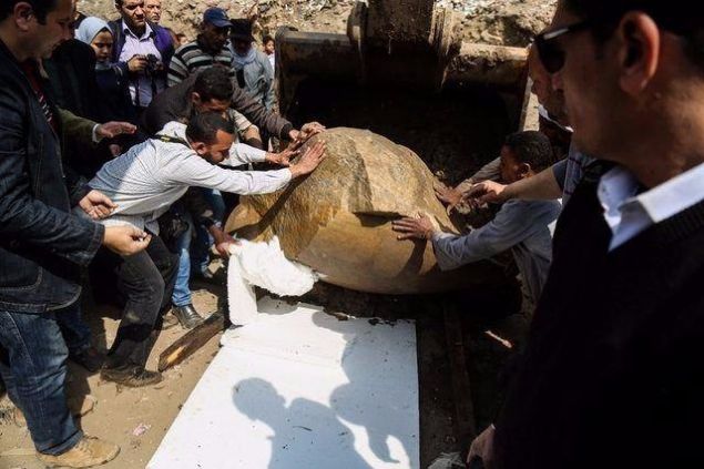 Tarihi Eserler Bakan Anani, bugn Msrl ve Alman arkeologlardan oluan heyetle birlikte Kahire'nin El-Matariyye blgesinde heykellerin bulunduu eski Evn ehrine giderek kazlarn yapld alanda incelemede bulundu.      