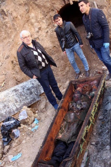 Toprak altndaki tabutu karan yetkililer, ierisinde bir Rus generaline ait olduu sylenen iskelet, rmeye yz tutan bot ve palto olduunu syledi.      