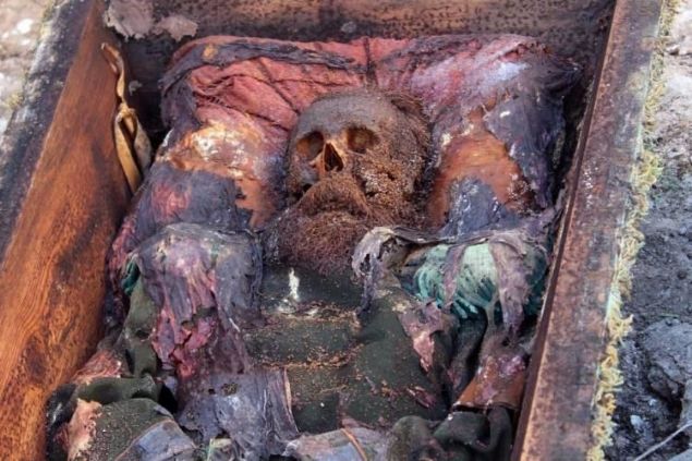 Kentin Karagl Mahallesi'nde i makinasyla temel kazs yaplrken, zerinde hac iareti olan bir tabut ortaya kt.      