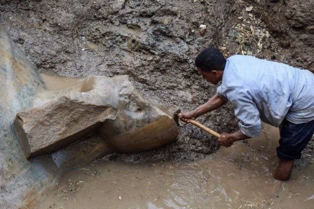 Msr Tarihi Eserler Kurumu Bakan Mahmud Afifi ise heykellerden birinin eski Msr' M.. 1200 -1194 yllarnda yneten Kral 2. Seti'ye ait olduunu kaydetti.      