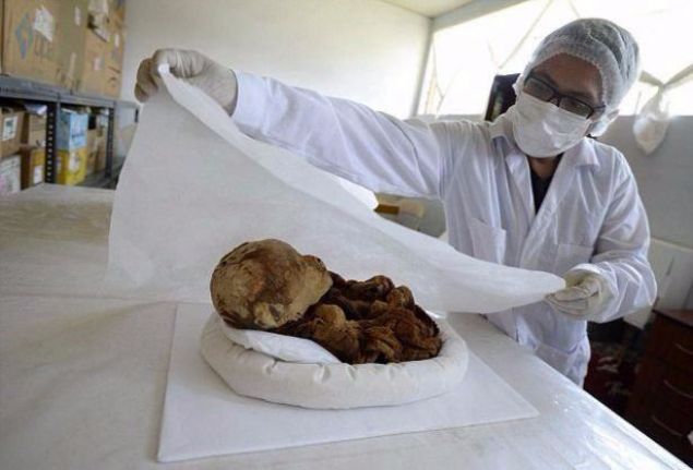 Peru'da eski dnemlere ait bir yerleim yerinde bulunan mumyalanm bebek cesedi, lkede gndem oldu...      