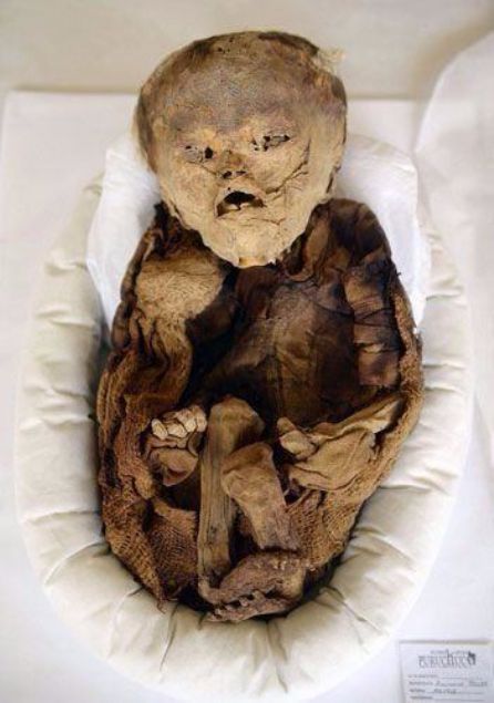 Peru'da bin yl ncesine ait olduu tespit edilen mumyalanm bebek cesedi arkeologlar akna uratt...      