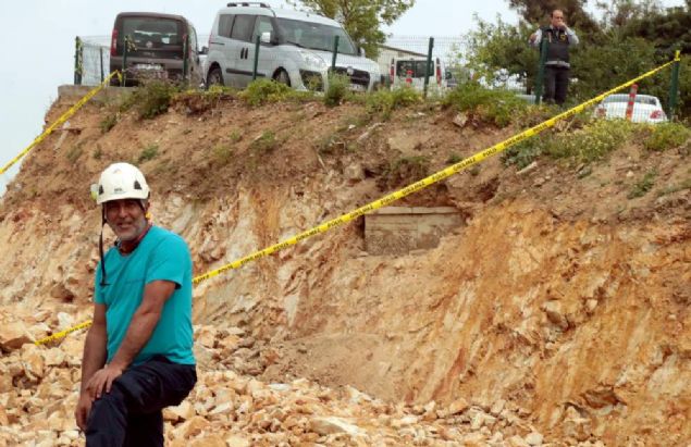 Mezar�n etraf�nda g�venlik �nlemi alan ekipler, vatanda�lar� �evreden uzakla�t�rd�. 