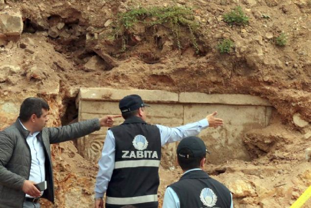 Olay yerine inceleme yapmak i�in m�ze yetkililerinin gelmesi bekleniyor. 