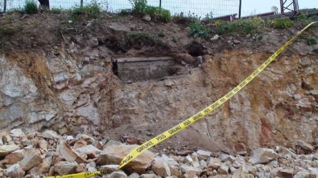 Al�nan bilgiye g�re, cadde �zerinde yol �al��mas� yap�ld��� s�rada, kep�e bir cisme denk geldi. 