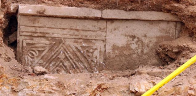 Cismin, �zerinde kabartma ve simgeler bulunan mezar oldu�unun anla��lmas� �zerine, olay yerine polis ekipleri sevk edildi. 