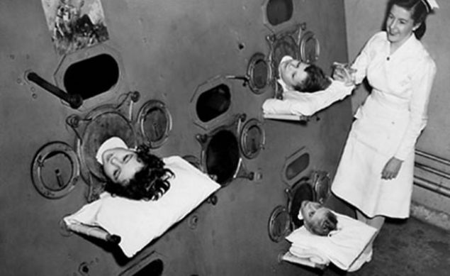 Yapay akci�er  �ocuk felci a��s� bulunas�ya kadar binlerce �ocuk, �ocuk felci vir�s� y�z�nden hayat�n� kaybetmi�tir. 1937 y�l�nda ABD'de �ekilen bu foto�rafta ise vir�s�n beyin sap�na yerle�ip solumunu engelledi�i �ocuklar� g�r�yorsunuz. F�r�n benzeri devasa alet ise mekanik bir akci�er. Aylarca bu makine i�inde ya�amak zorunda kalan bu �ocuklar�nsa hemen hepsi hayat�n� kaybetmi�tir. 