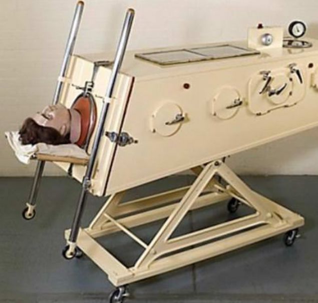 Yapay solunum cihaz�; 20.y�zy�l ortalar�  A��lar geli�tirilene kadar olduk�a s�k rastlanan �ocuk felci, akci�er kaslar�n� felce u�ratarak, hastay� nefessiz kalma tehlikesiyle ba� ba�a b�rak�yordu. Yapay solunum cihaz� nefes almaya yard�mc� olarak hayat kurtar�yordu. Baz� hastalar senelerce bu cihaza ba�l� kalarak ya�ayabiliyordu. 