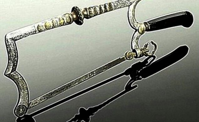 Amputasyon testeresi Bu tarz aletler 17. y�zy�lda zengin cerrahlar aras�nda yayg�n olarak kullan�lmaktayd�. �zerindeki alt�n kaplamalarsa profesyonelliklerinin ve zenginliklerinin bir g�stergesiydi. Fakat bu zenginlik g�stergesi, artt�rd�klar� enfeksiyon riski y�z�nden hastalar i�in pek de yararl� de�ildi.     