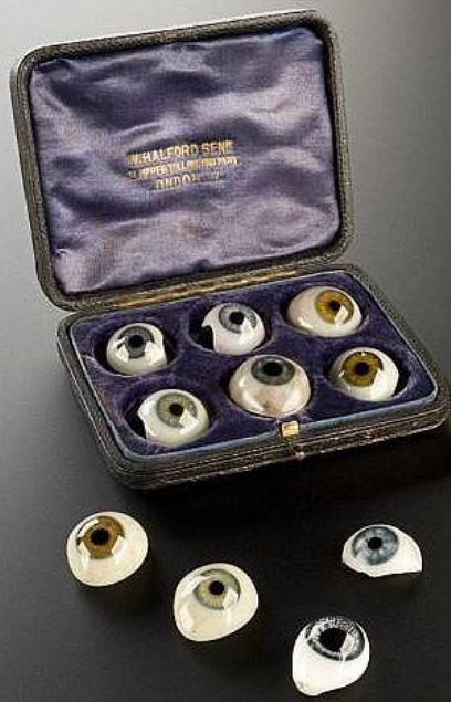 Yapay G�z  Bu g�zler, hastan�n do�al g�z�ne en uygun g�z� bulmak i�in g�zle ilgilenen doktorlar taraf�ndan kullan�l�yordu 