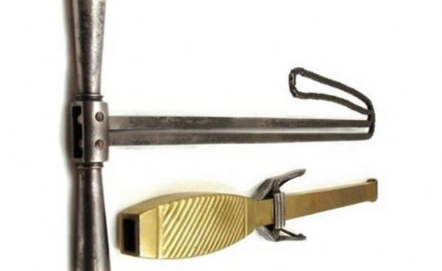 Resimdeki aletler 1800'l� y�llarda rahim ve yumurtal�k t�m�rlerinin tedavisinde kullan�lmaktayd�. �stteki aletin sap�nda bulunan zincir ise kan kayb�n� �nlemeye yar�yor.     